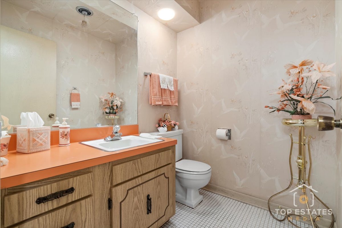 980 Apple Creek Lane, Des Plaines, IL 60016