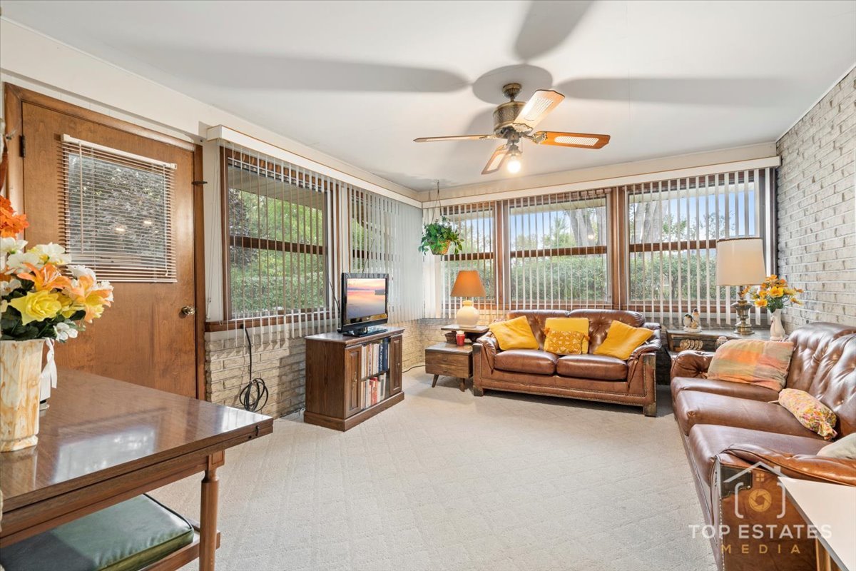 980 Apple Creek Lane, Des Plaines, IL 60016