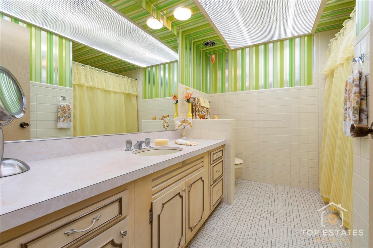 980 Apple Creek Lane, Des Plaines, IL 60016