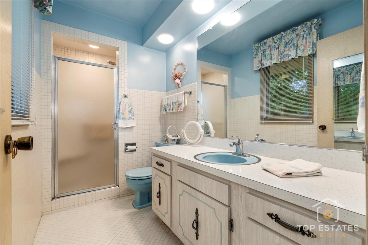 980 Apple Creek Lane, Des Plaines, IL 60016