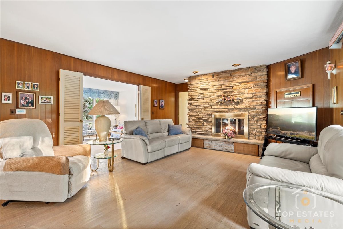 980 Apple Creek Lane, Des Plaines, IL 60016