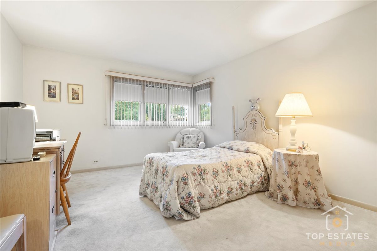 980 Apple Creek Lane, Des Plaines, IL 60016