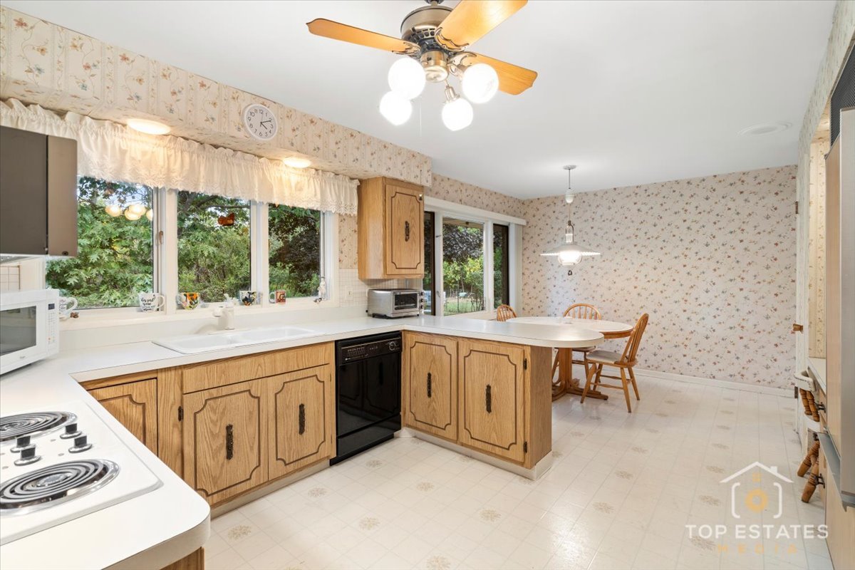 980 Apple Creek Lane, Des Plaines, IL 60016