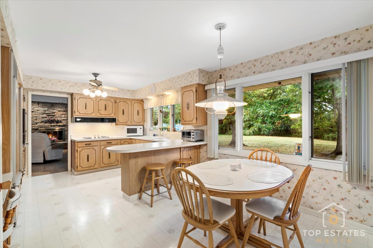 980 Apple Creek Lane, Des Plaines, IL 60016