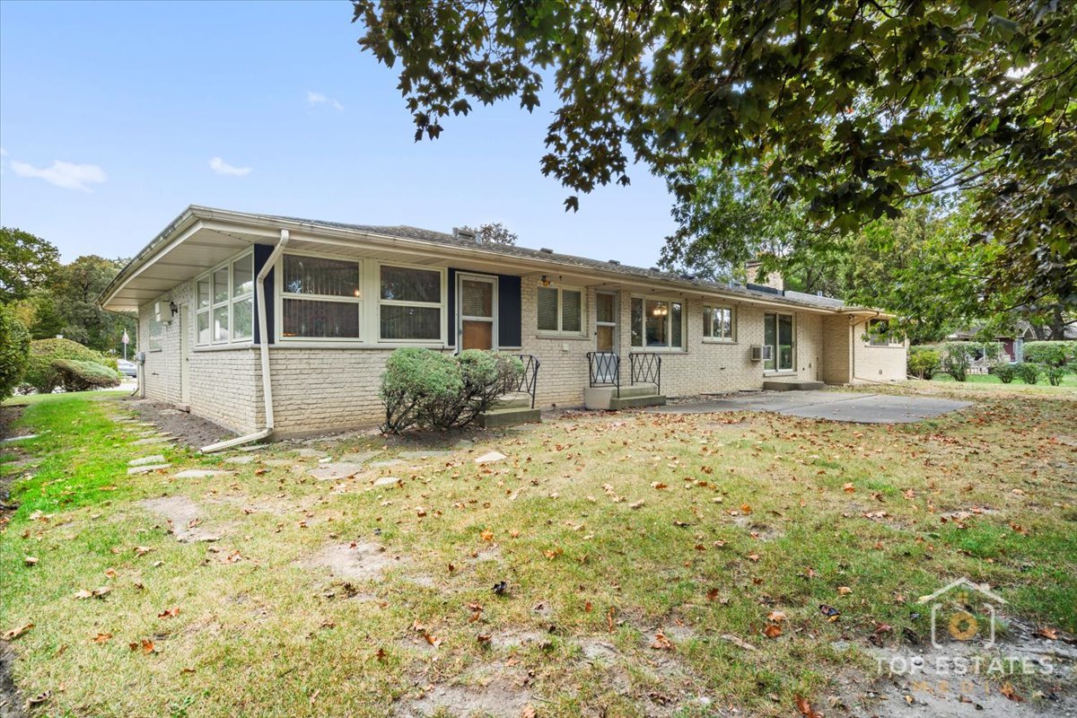 980 Apple Creek Lane, Des Plaines, IL 60016