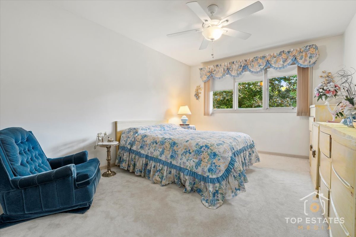 980 Apple Creek Lane, Des Plaines, IL 60016