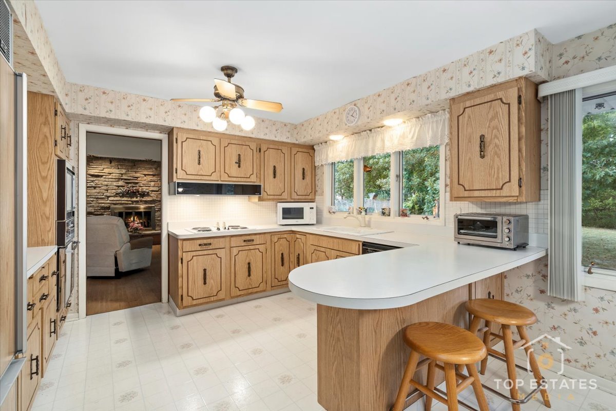 980 Apple Creek Lane, Des Plaines, IL 60016