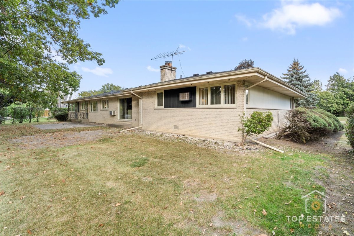 980 Apple Creek Lane, Des Plaines, IL 60016