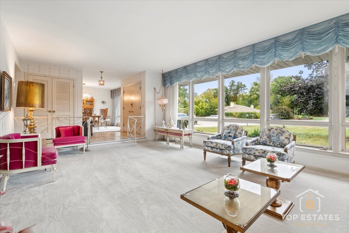 980 Apple Creek Lane, Des Plaines, IL 60016