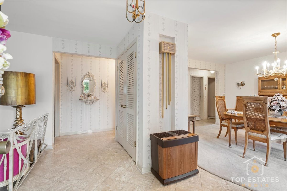 980 Apple Creek Lane, Des Plaines, IL 60016