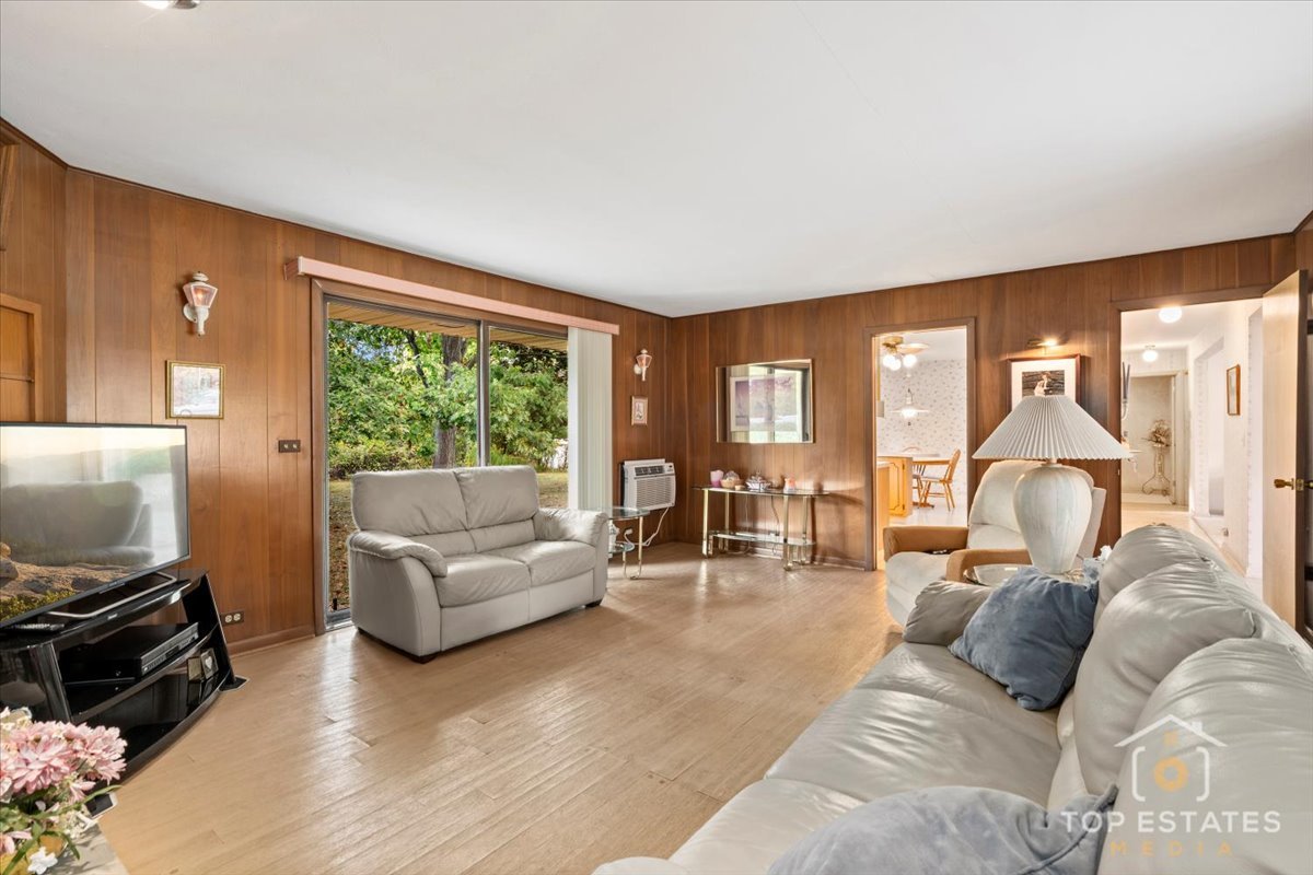 980 Apple Creek Lane, Des Plaines, IL 60016