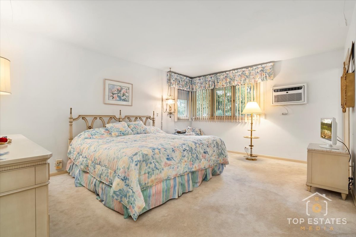 980 Apple Creek Lane, Des Plaines, IL 60016