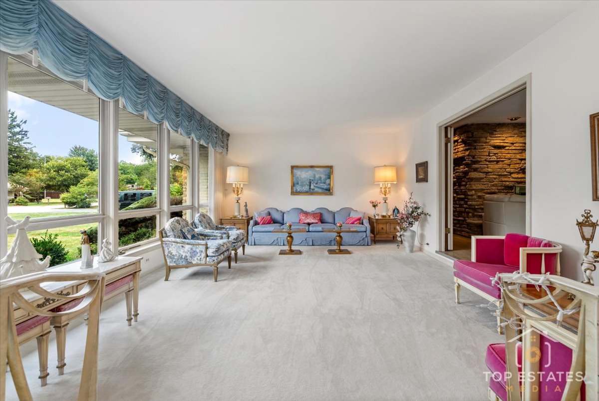 980 Apple Creek Lane, Des Plaines, IL 60016