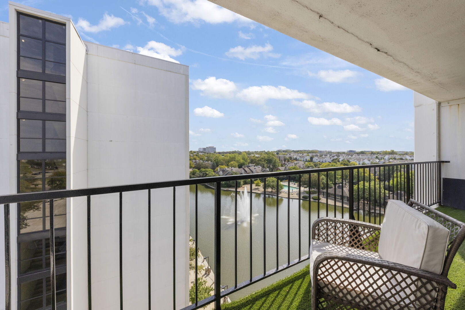 2005 S Finley Road #901, Lombard, IL 60148