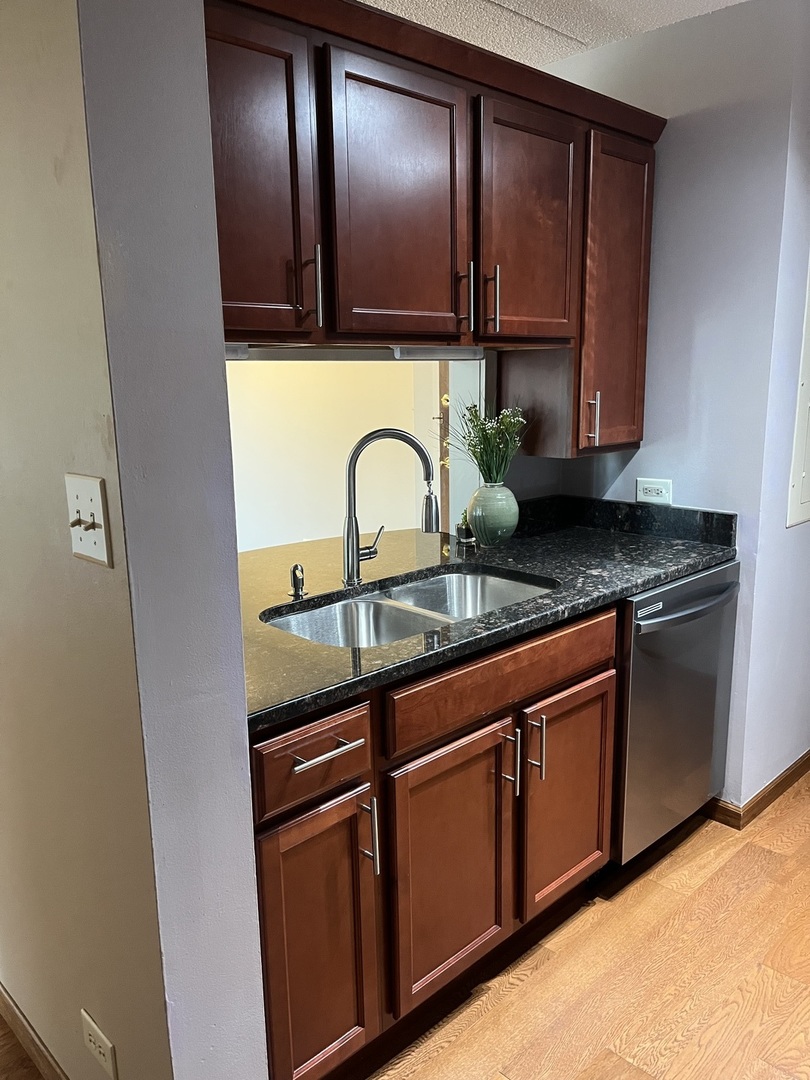 75 Kristin Circle #408, Schaumburg, IL 60195