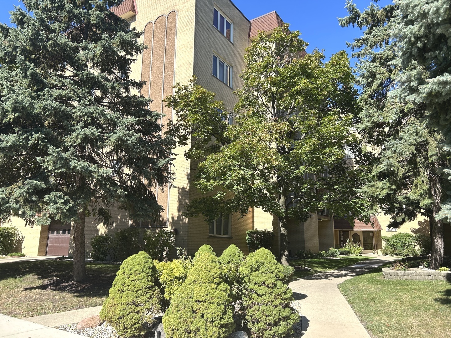 6400 W Belle Plaine Avenue #303, Chicago, IL 60634