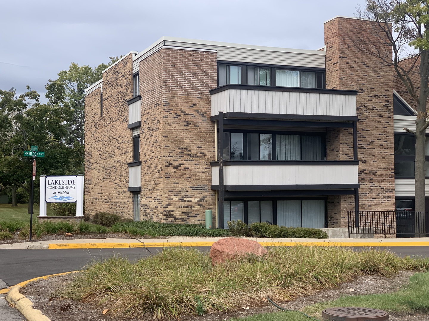 1813 Hemlock Place #107, Schaumburg, IL 60173