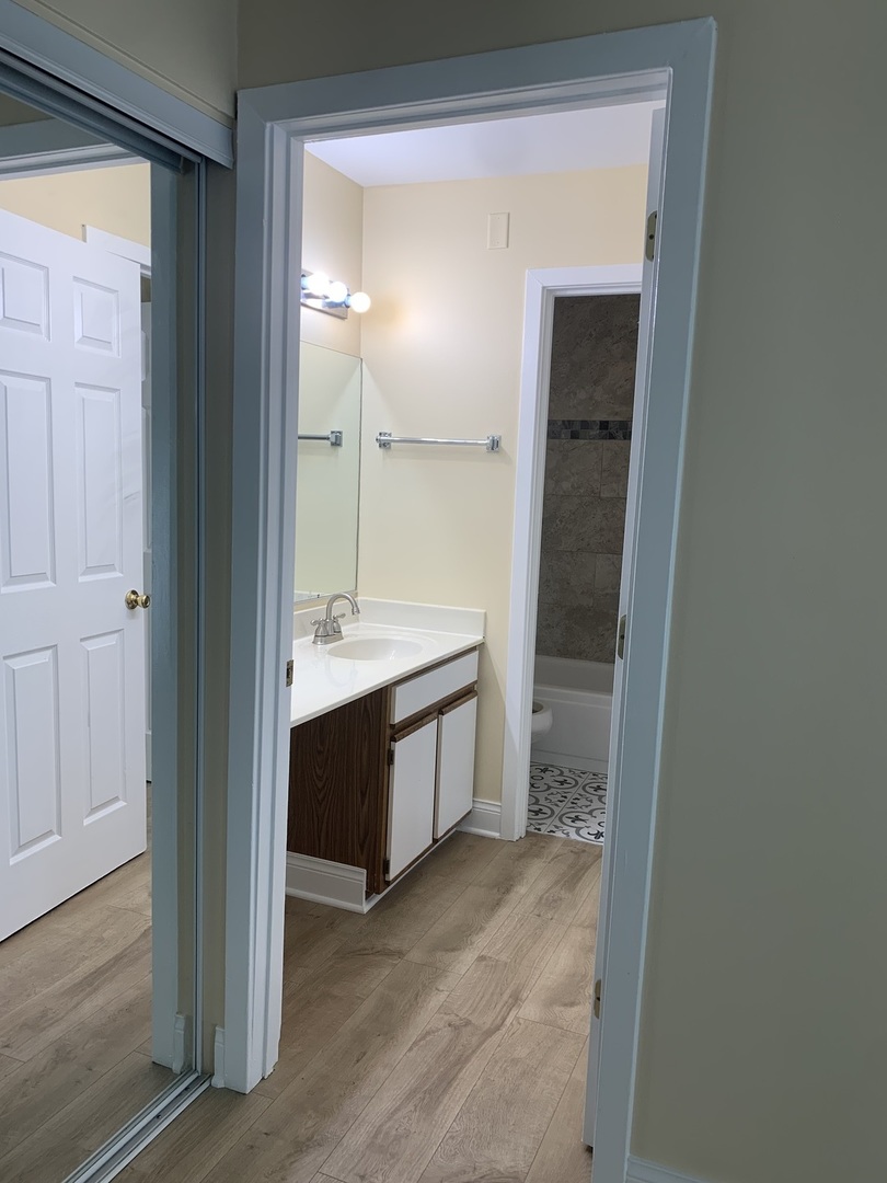 1813 Hemlock Place #107, Schaumburg, IL 60173