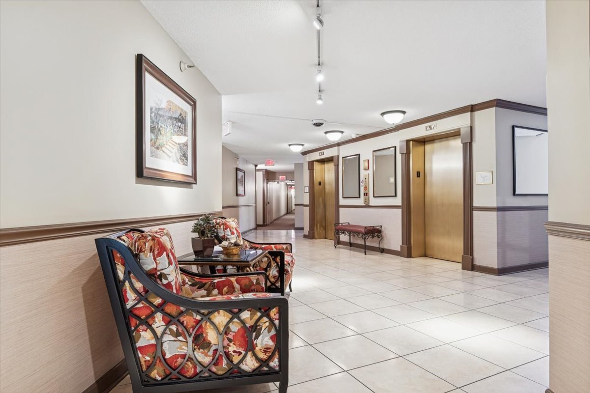 509 Aurora Avenue #209, Naperville, IL 60540