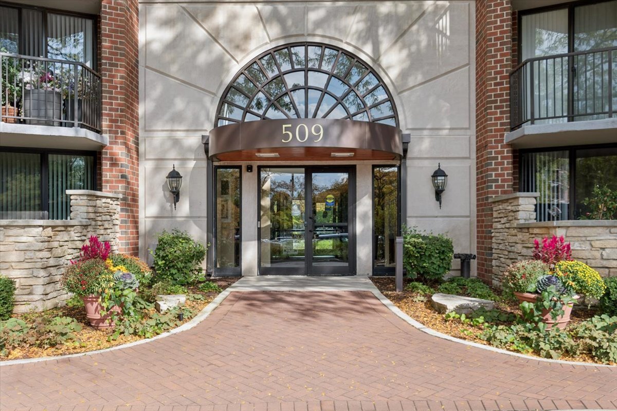 509 Aurora Avenue #209, Naperville, IL 60540