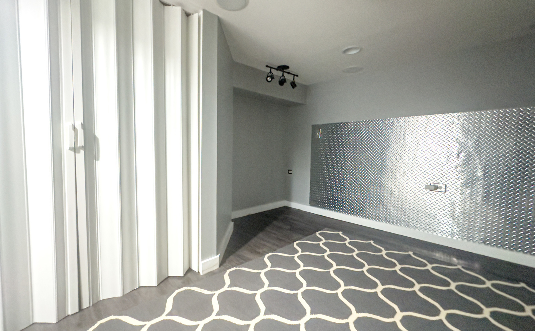 385 E Irving Park Road, Streamwood, IL 60107