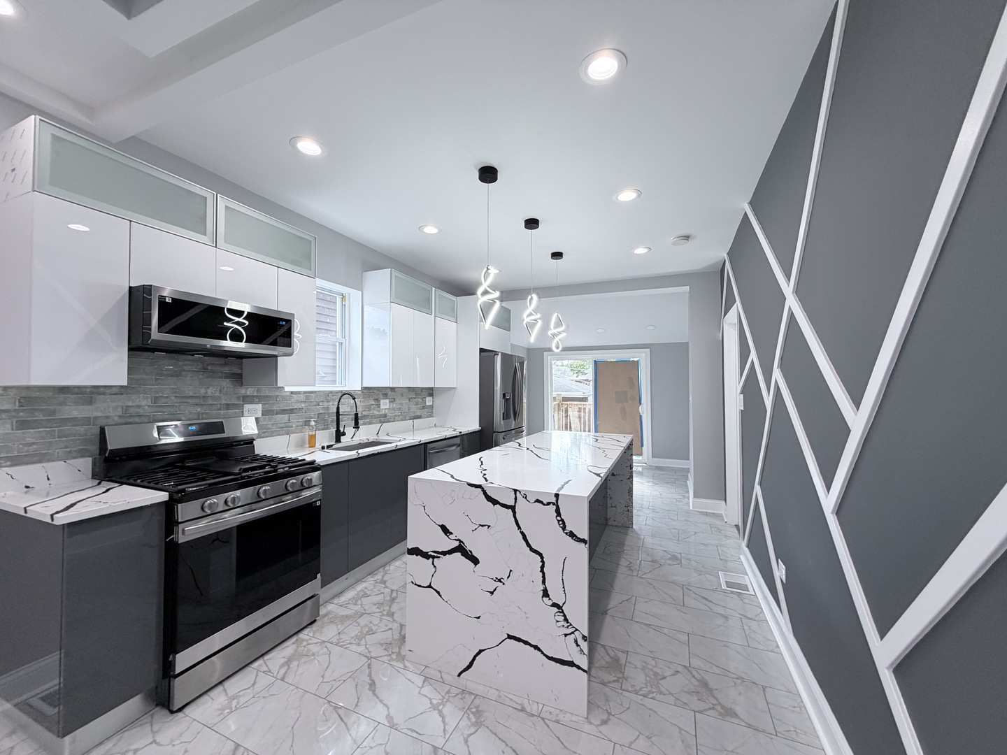 7918 S Anthony Avenue, Chicago, IL 60619