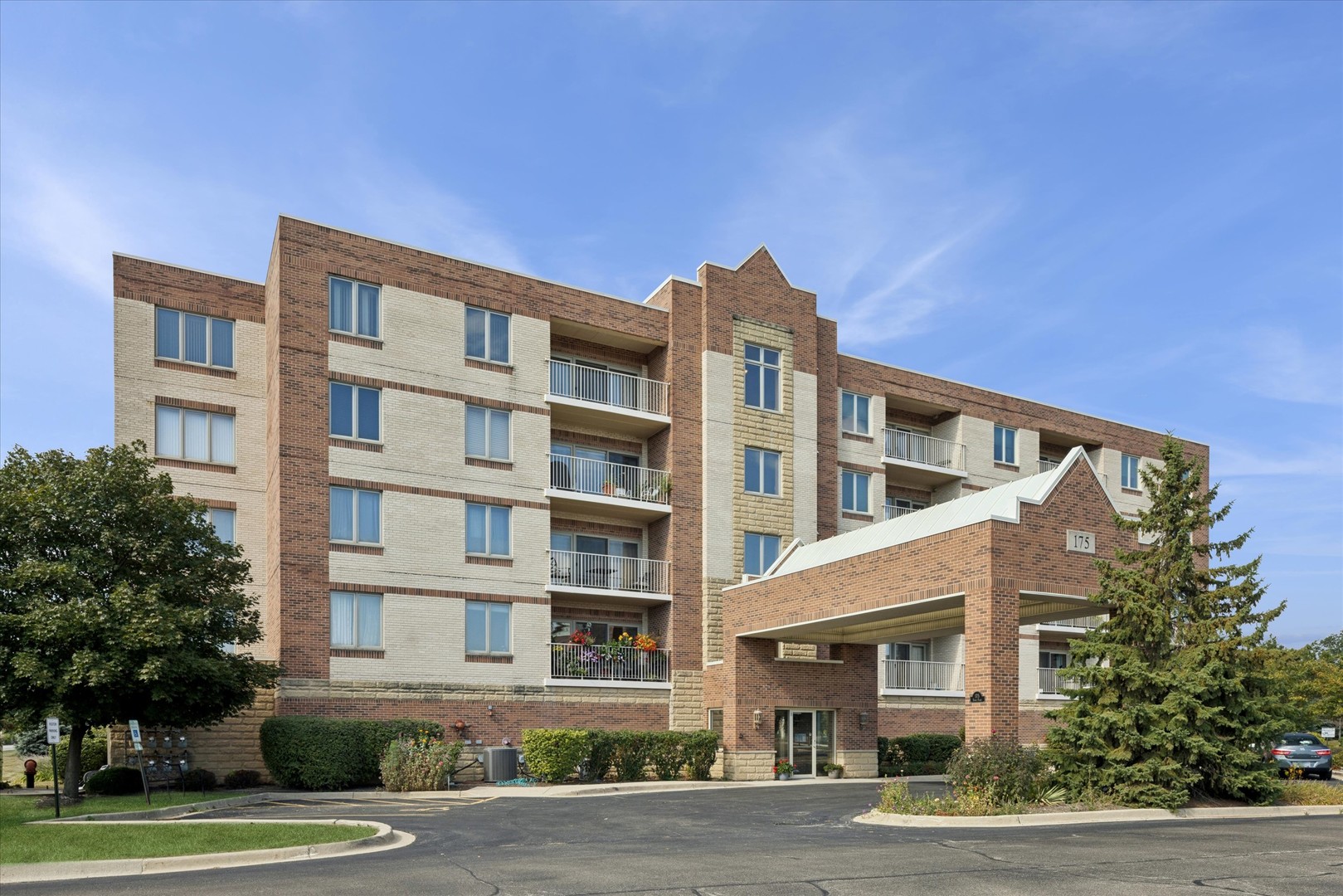 175 W BRUSH HILL Drive #404, Elmhurst, IL 60126
