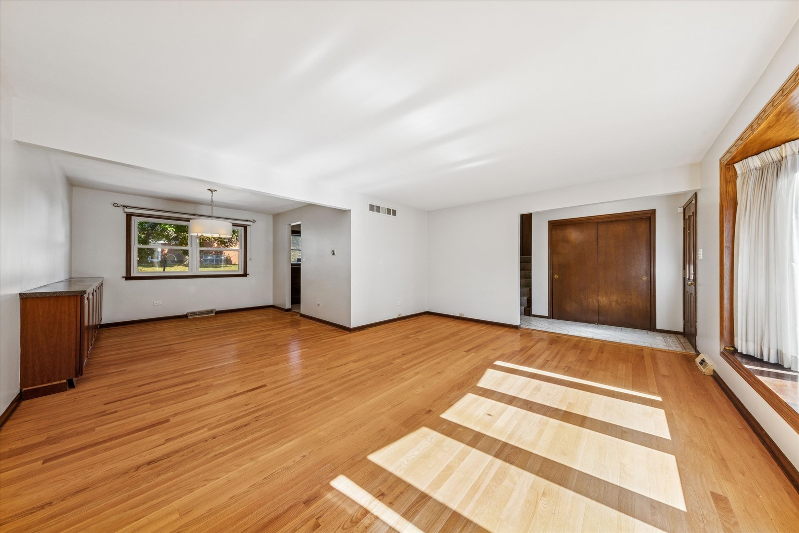 1310 Iroquois Lane, Darien, IL 60561
