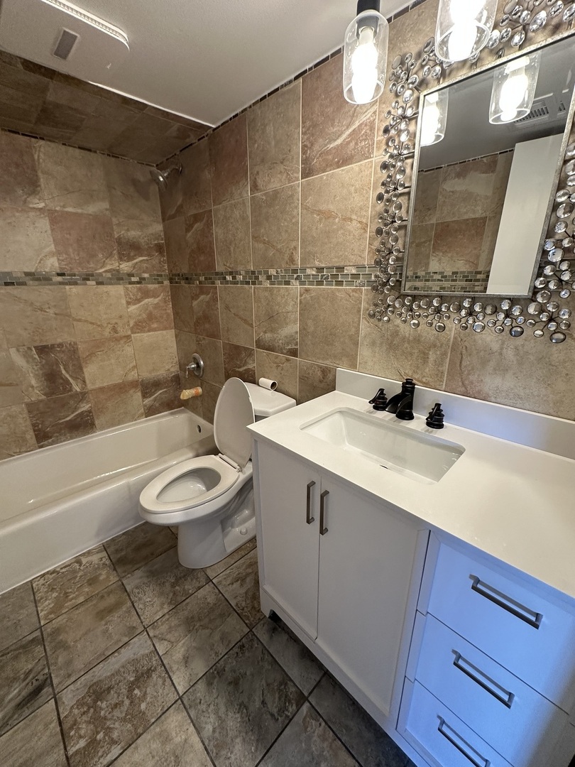 5621 W 104th Street #B2, Oak Lawn, IL 60453