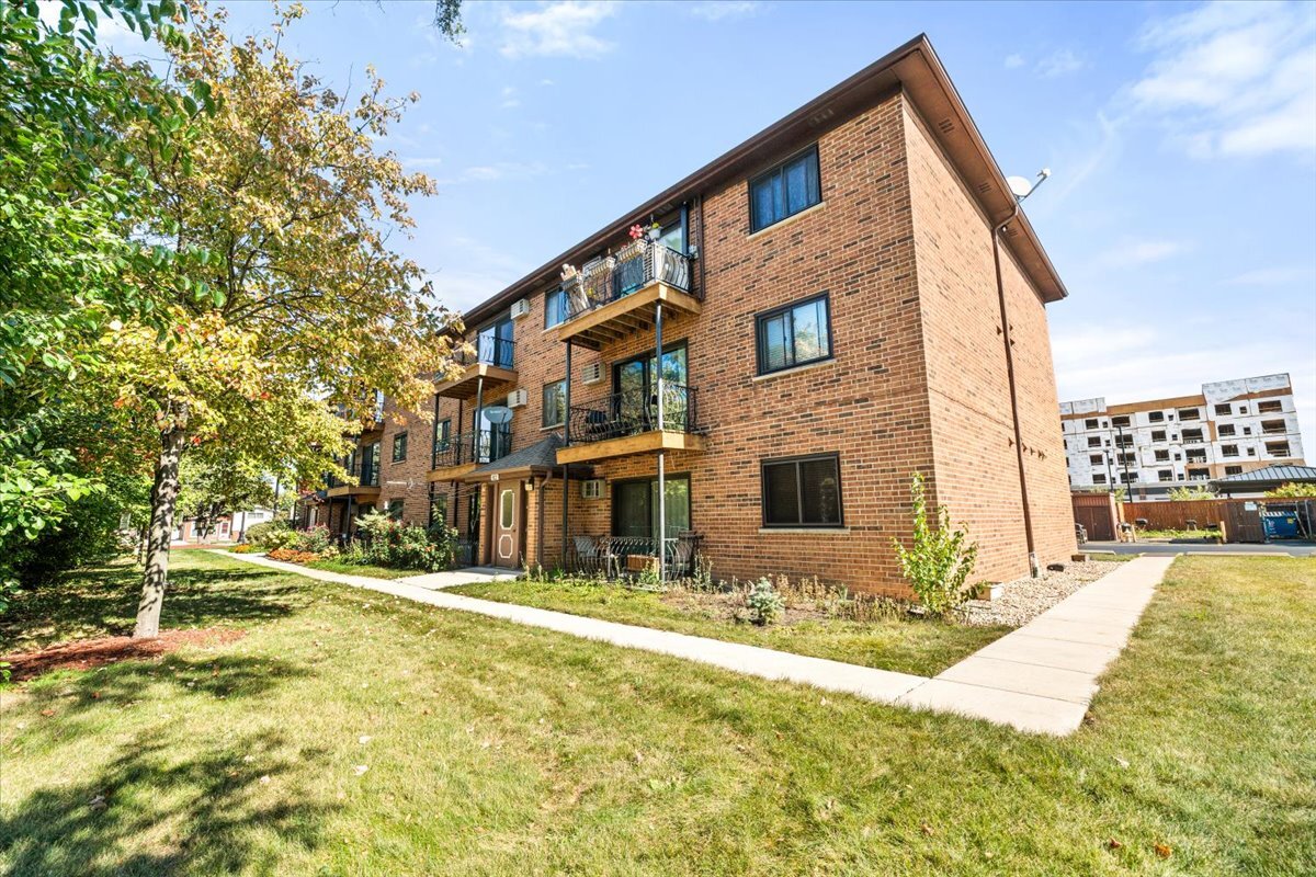 922 W Irving Park Road #303, Bensenville, IL 60106