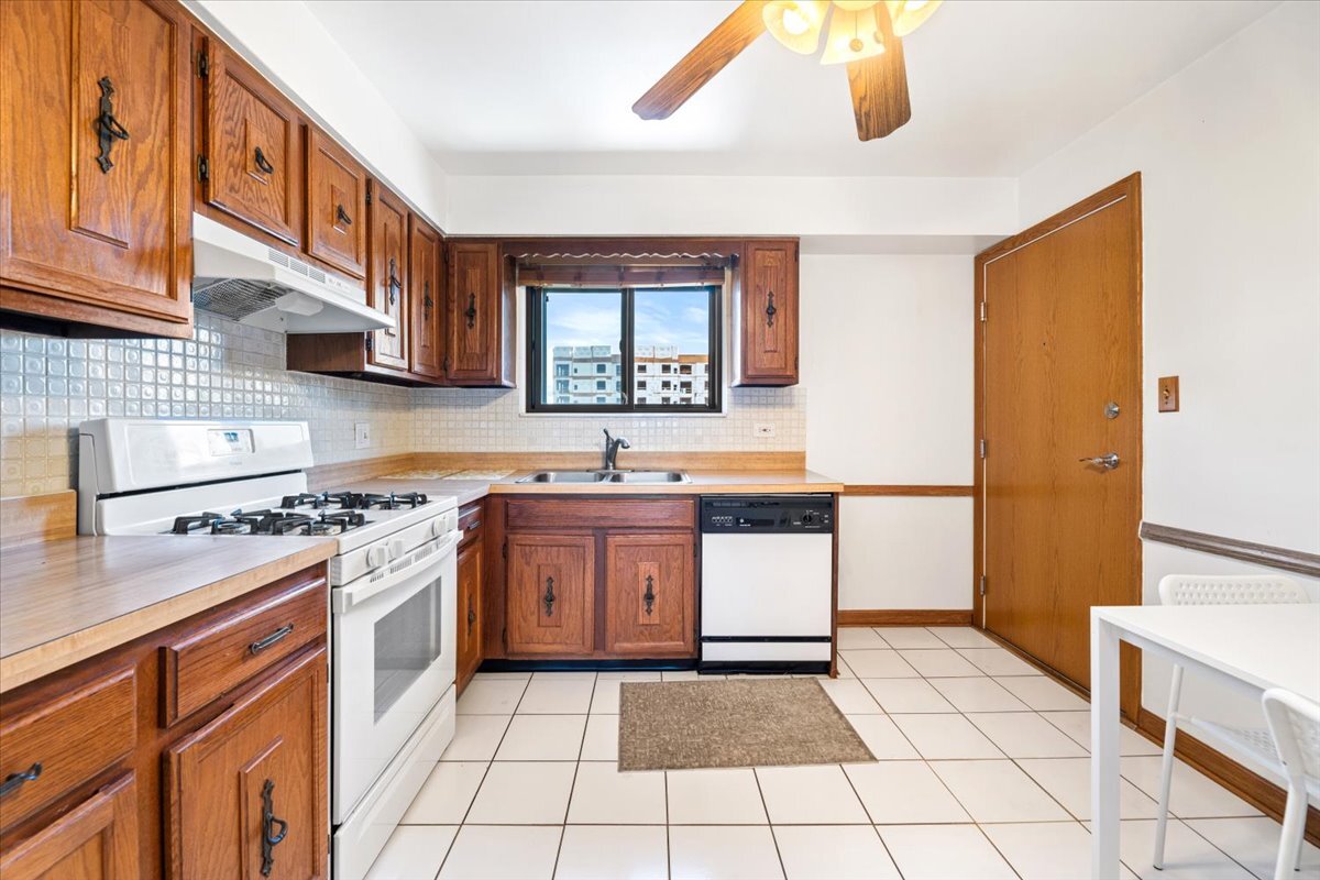 922 W Irving Park Road #303, Bensenville, IL 60106