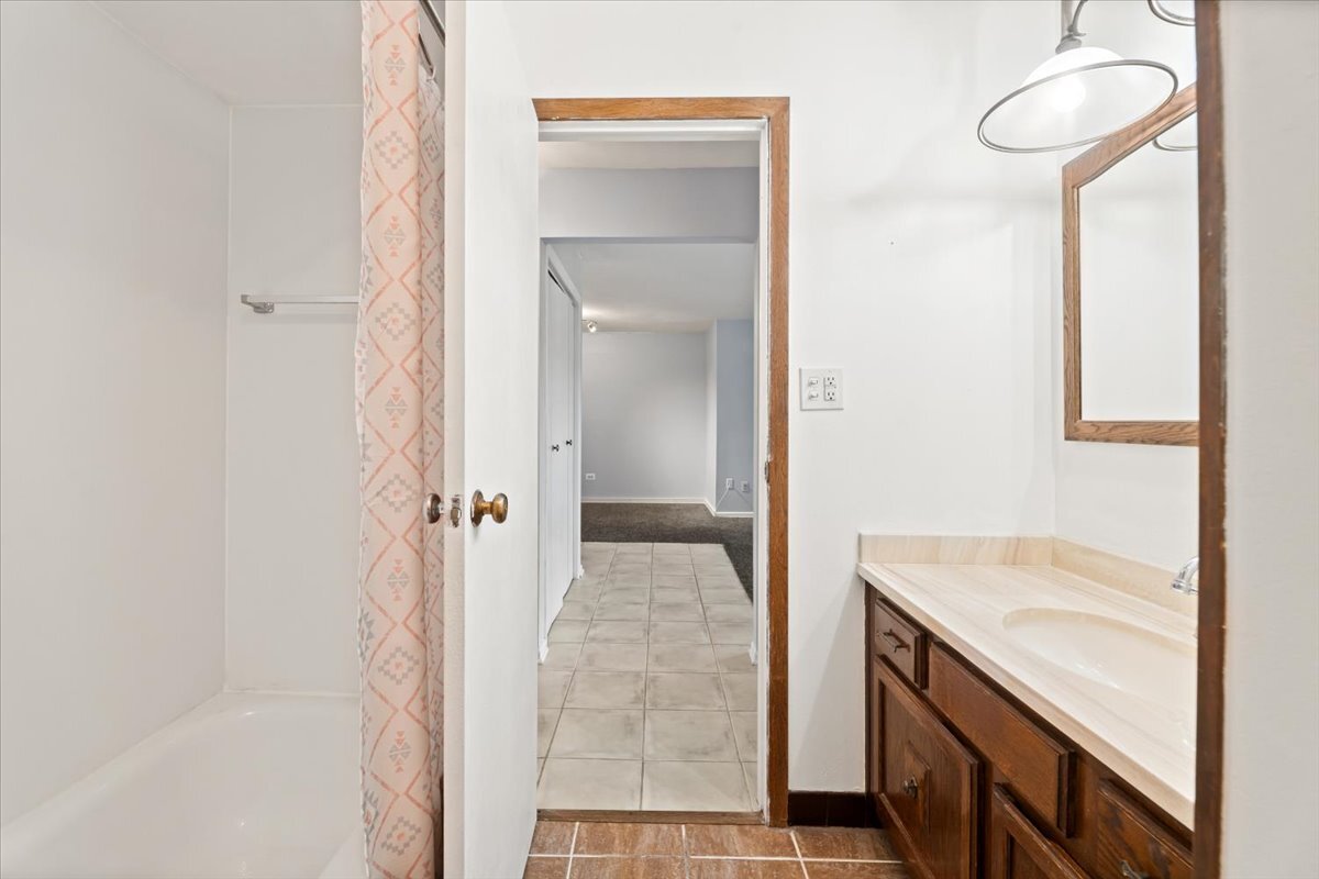 922 W Irving Park Road #303, Bensenville, IL 60106