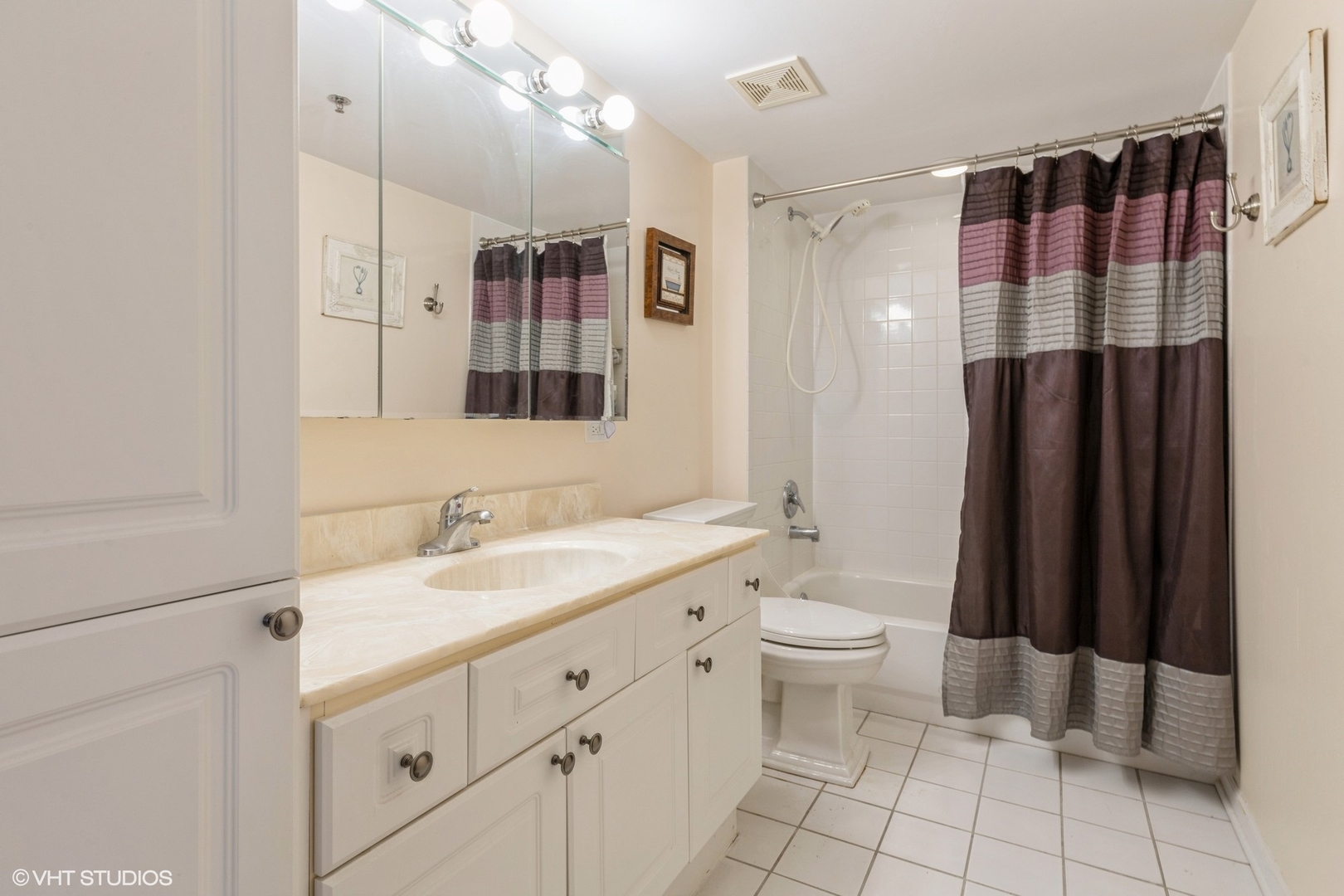 7011 W Touhy Avenue #206, Niles, IL 60714