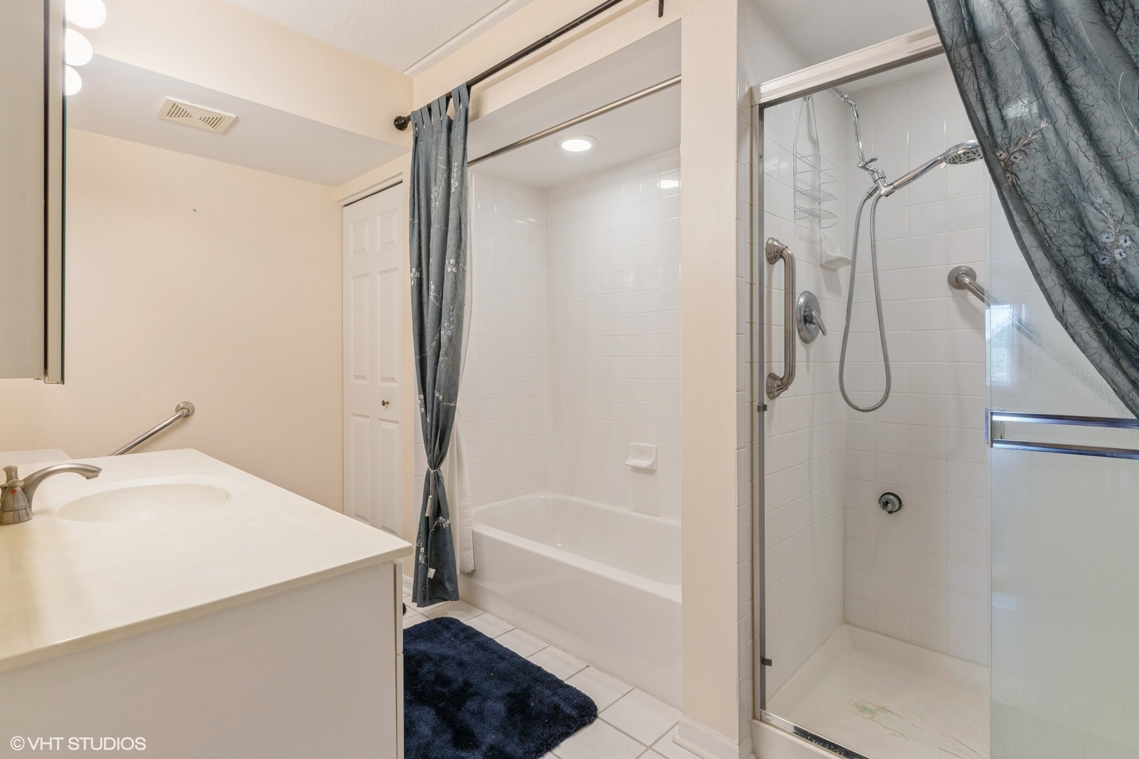 7011 W Touhy Avenue #206, Niles, IL 60714