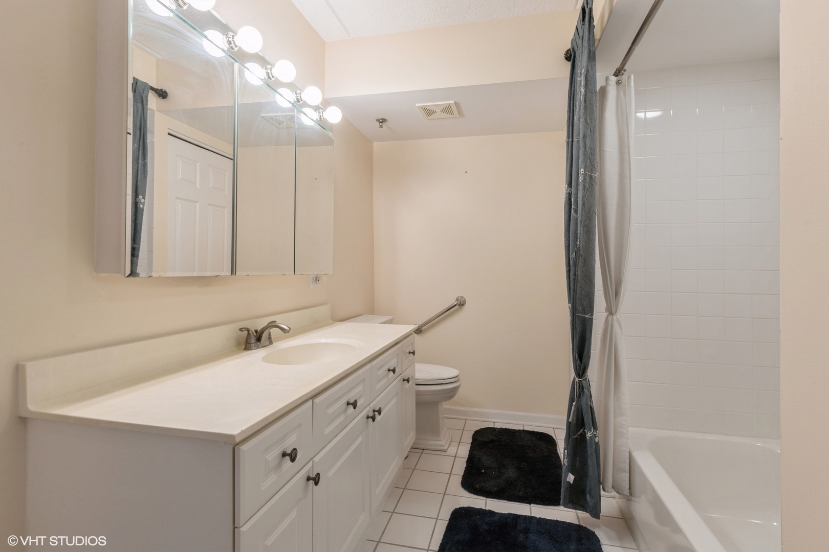 7011 W Touhy Avenue #206, Niles, IL 60714