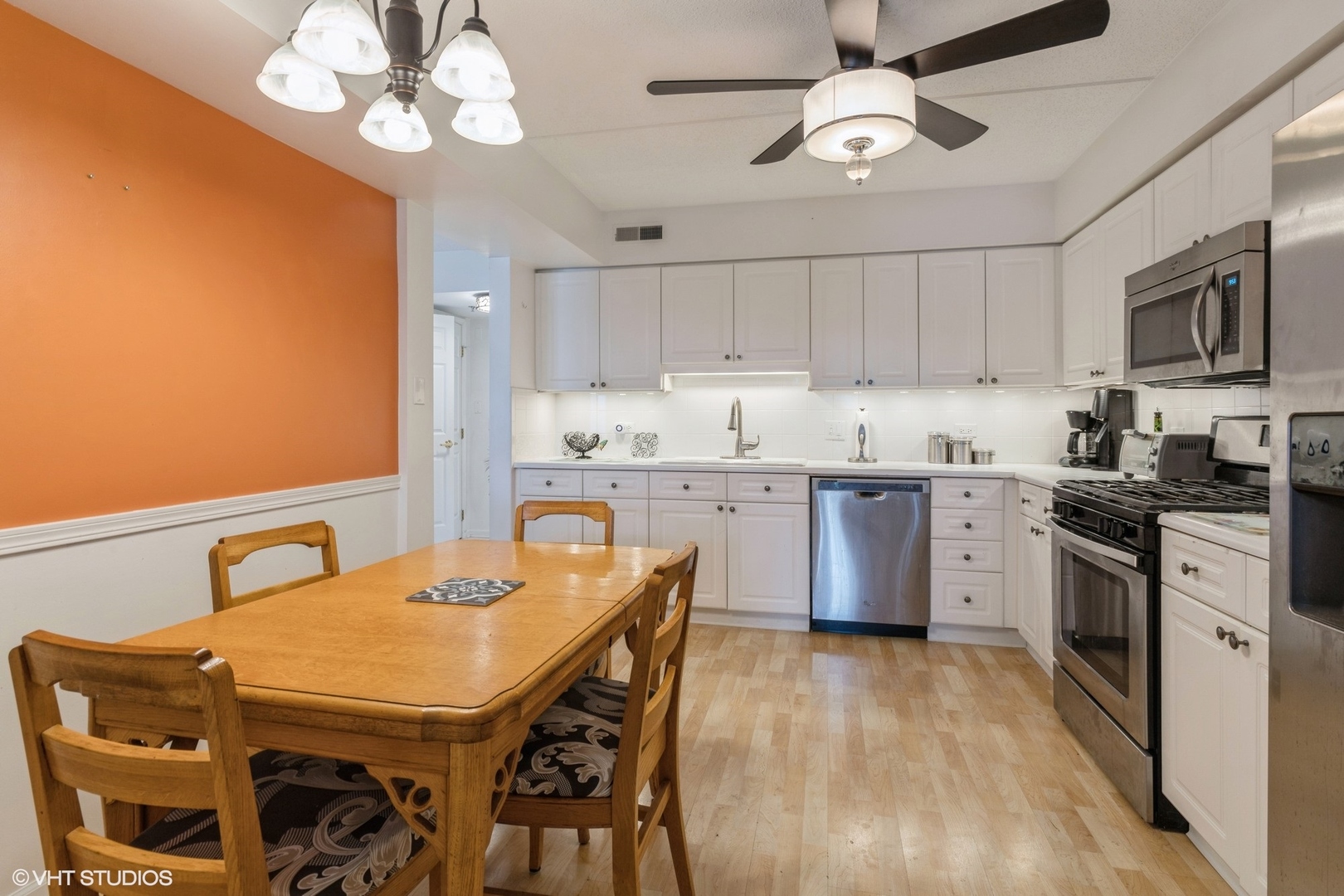 7011 W Touhy Avenue #206, Niles, IL 60714