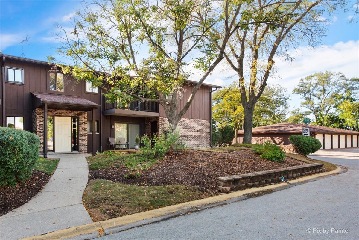 55 W 64th Street #202, Westmont, IL 60559
