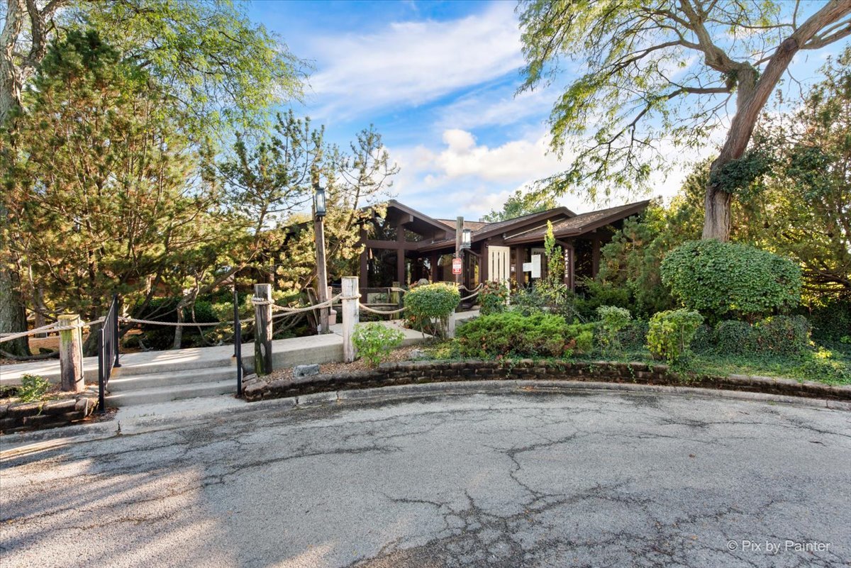 55 W 64th Street #202, Westmont, IL 60559