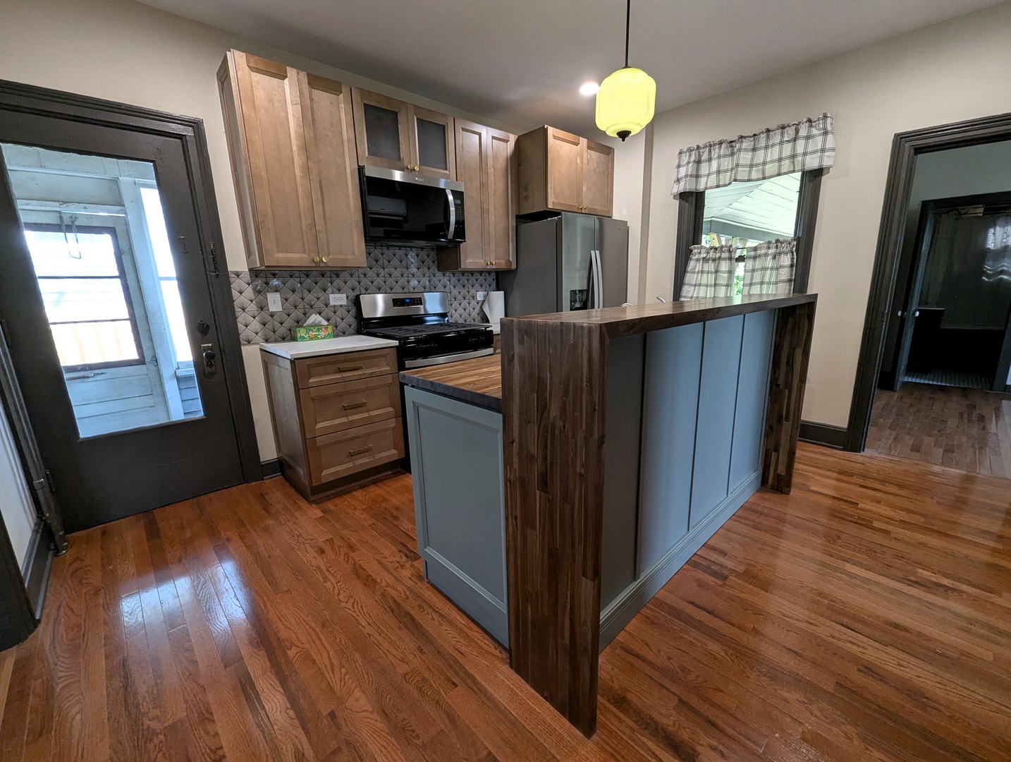 45 E Woodstock Street, Crystal Lake, IL 60014