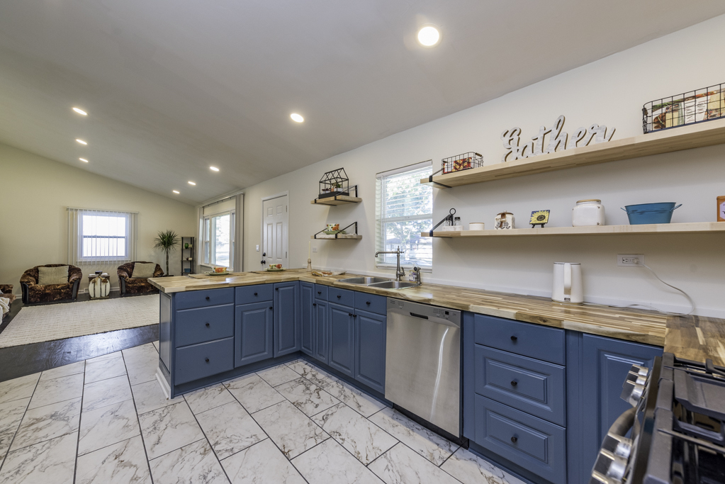 2212 Horeb Avenue, Zion, IL 60099