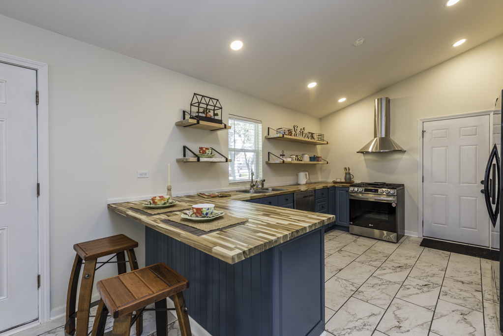 2212 Horeb Avenue, Zion, IL 60099