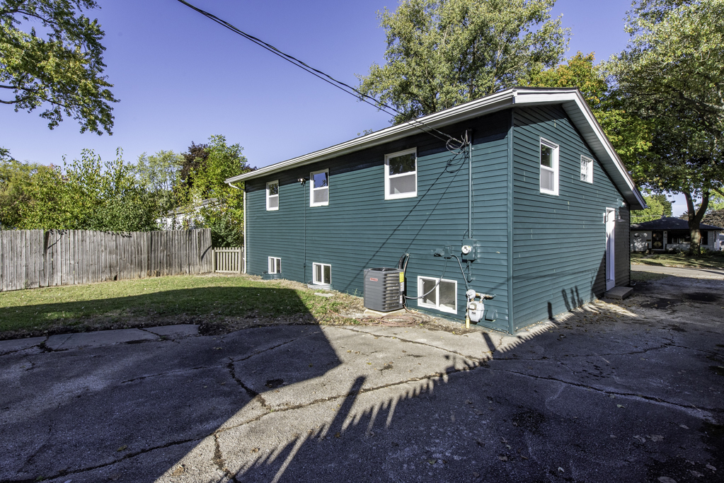 2212 Horeb Avenue, Zion, IL 60099