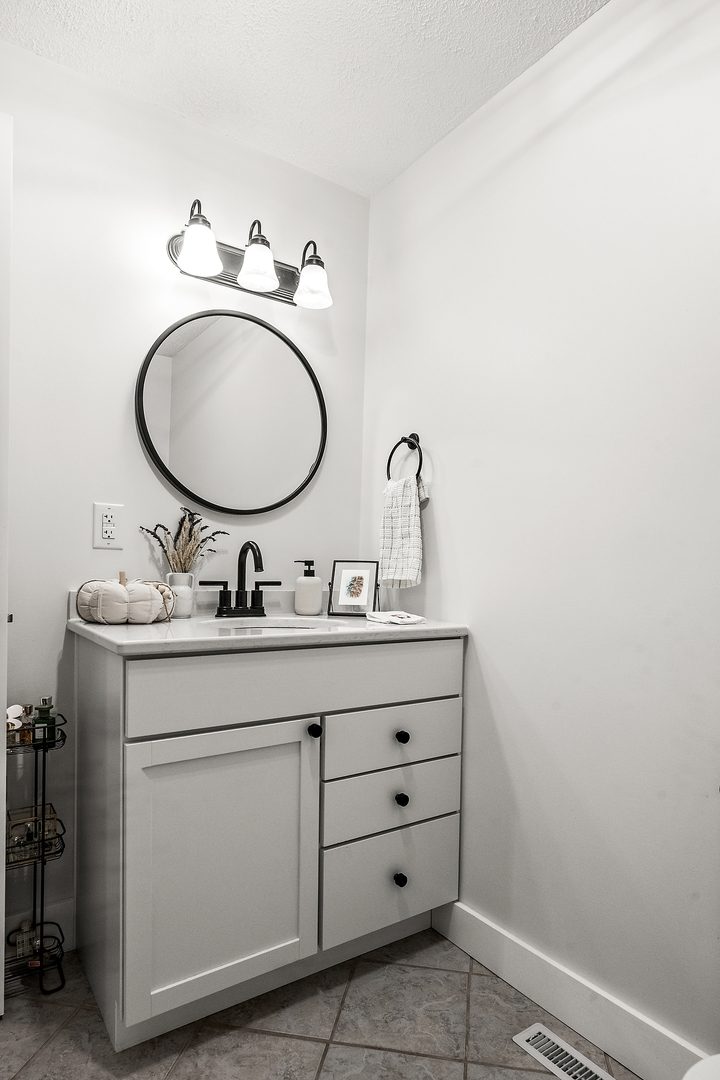 14345 N 900 East Road, Bloomington, IL 61705