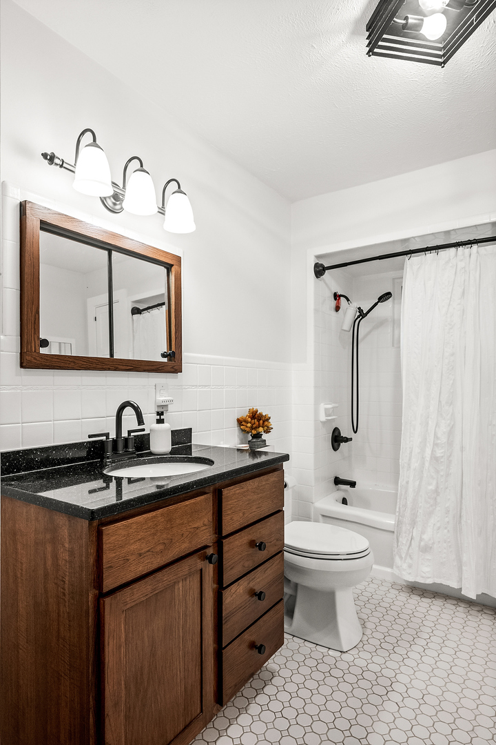 14345 N 900 East Road, Bloomington, IL 61705