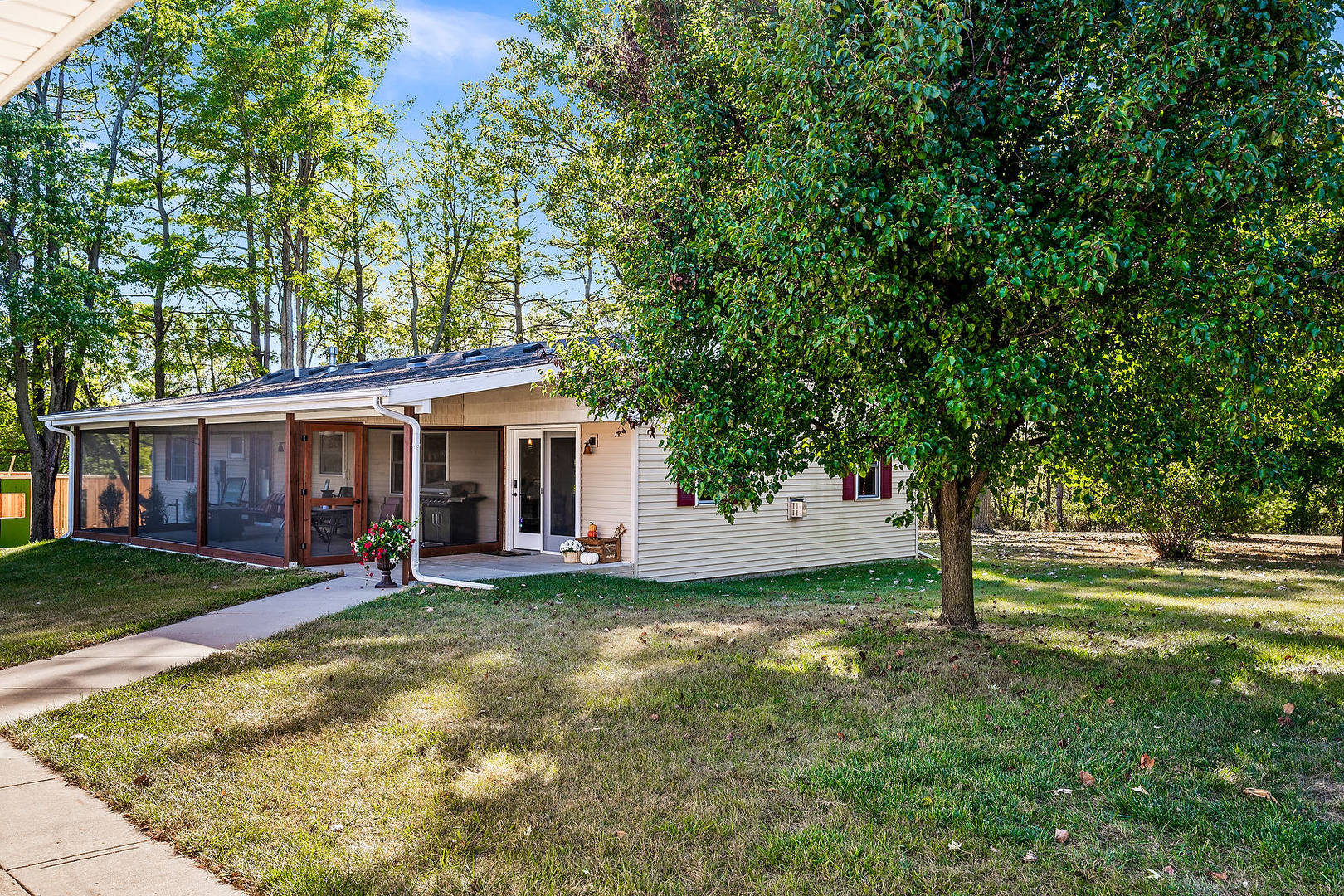 14345 N 900 East Road, Bloomington, IL 61705