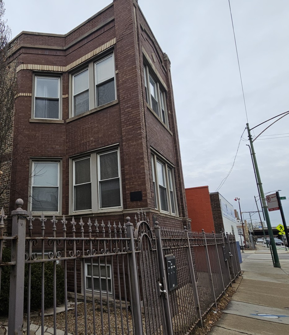 3054 N Kedzie Avenue #1F, Chicago, IL 60618