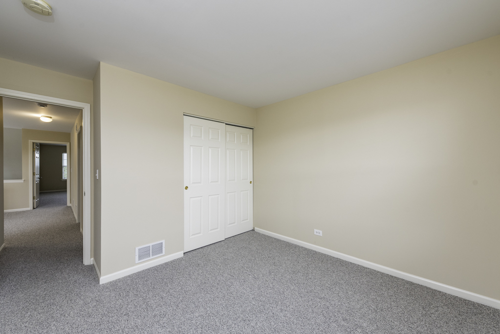 17876 W Braewick Road, Gurnee, IL 60031