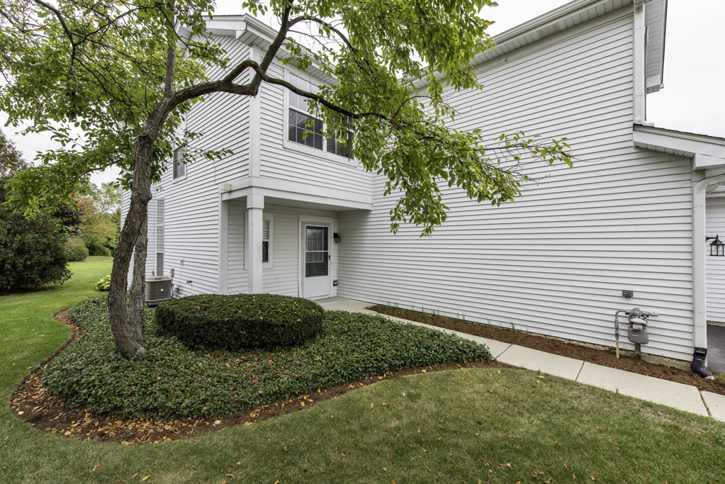 17876 W Braewick Road, Gurnee, IL 60031