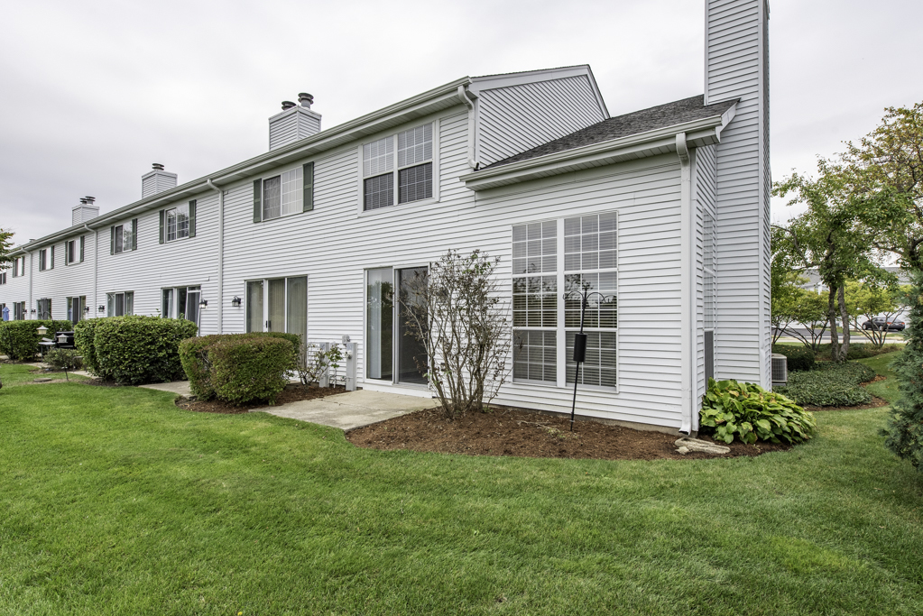 17876 W Braewick Road, Gurnee, IL 60031