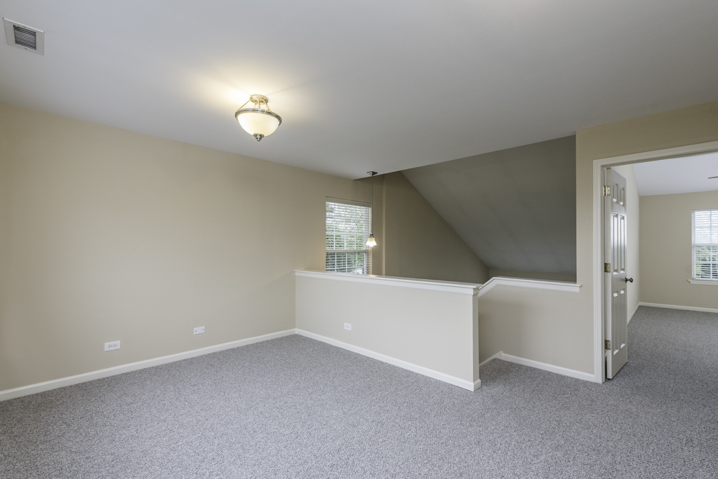 17876 W Braewick Road, Gurnee, IL 60031